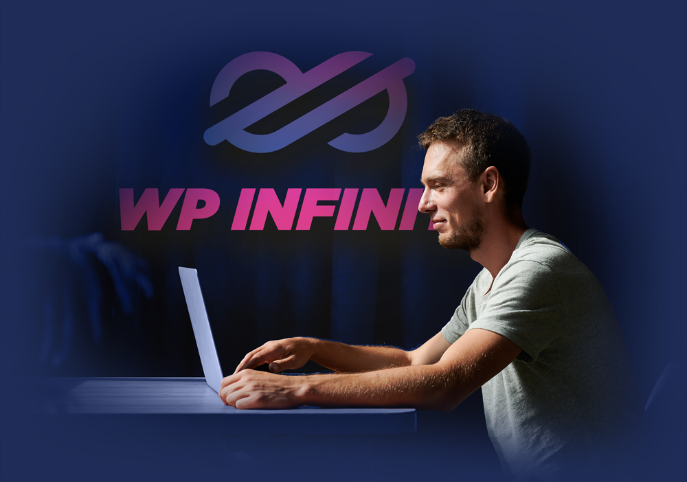 Homme sur un ordinateur portable avec logo WP Infinite en fond